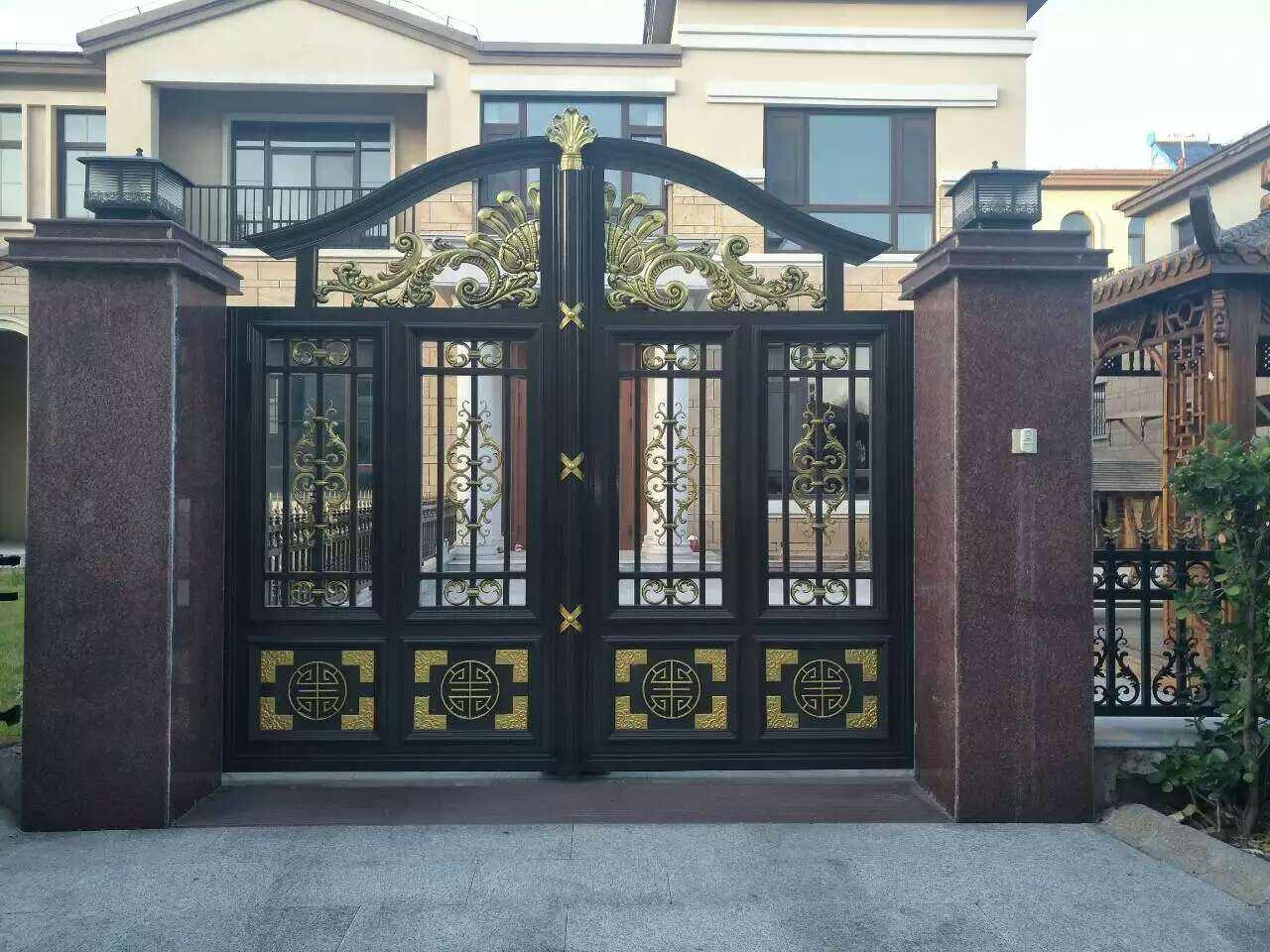 庭院鋁藝大門廠家需以市場導向才能中涅槃重生