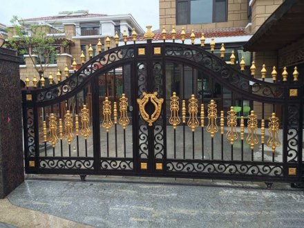 別墅鋁藝大門有哪些優勢？為什么別墅鋁藝大門越來越受人們青睞？