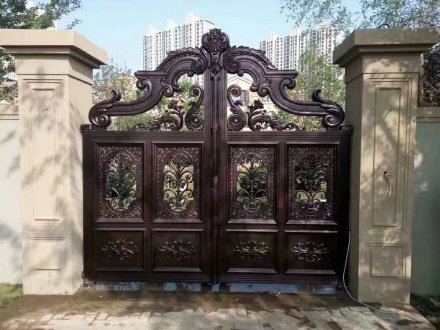 導(dǎo)致鋁藝大門鋁合金門窗出現(xiàn)腐蝕的因素