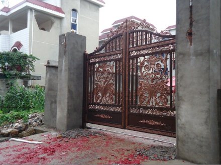 別墅庭院大門(mén)濰坊鋁藝大門(mén)需要精心呵護(hù)