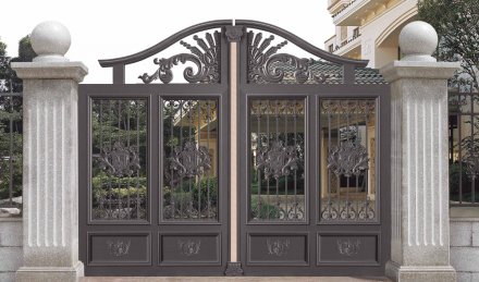 精雕細(xì)琢的鋁藝大門(mén)滿足人們的需求